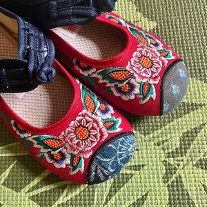 NWOT Traditional embroidered cloth shoes